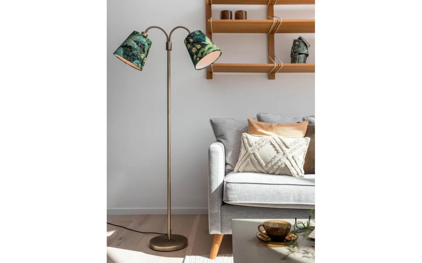 Amy Tvåarmad Golvfot 150cm Antikmässing