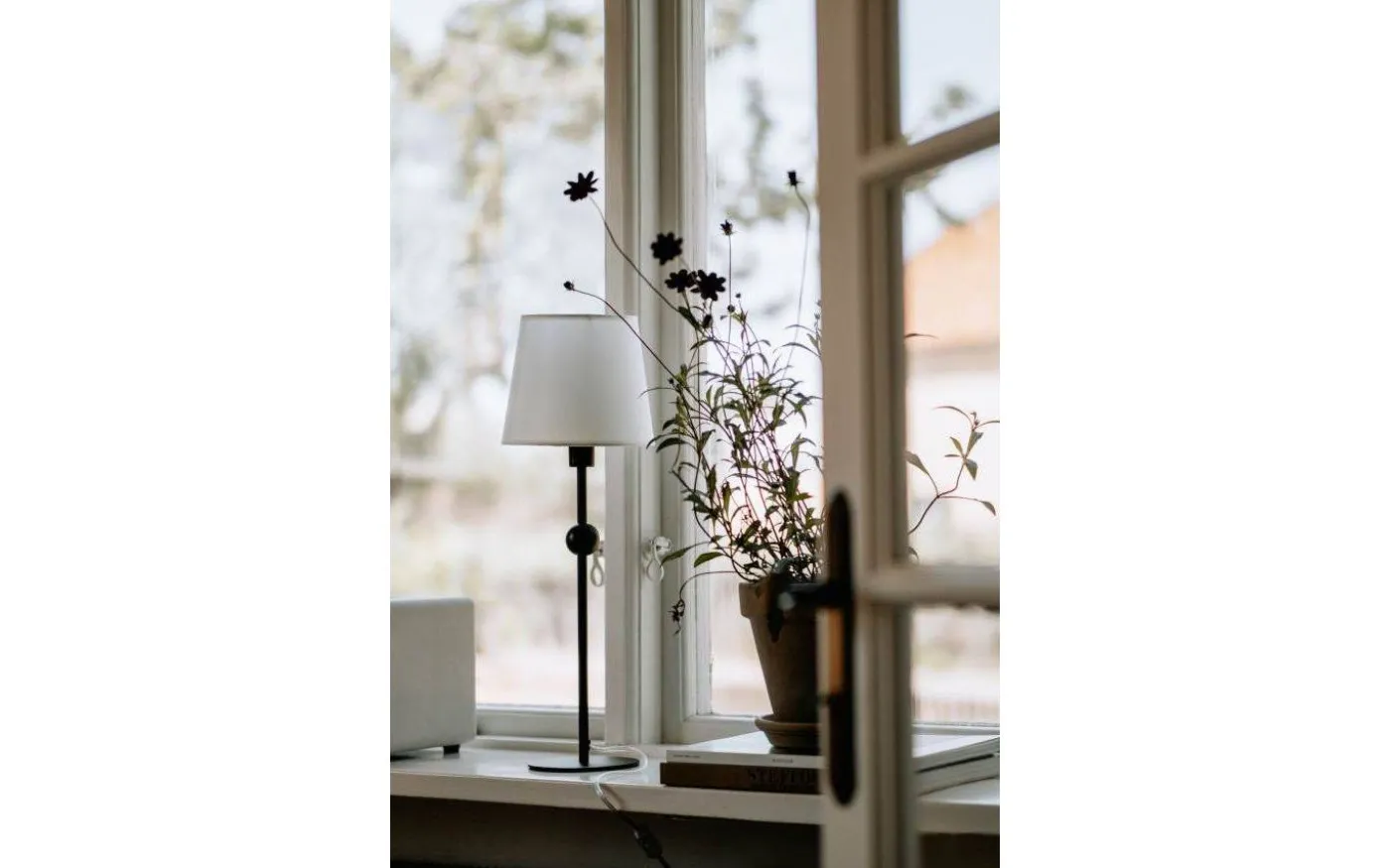 Astrid Lampfot 41cm Svart