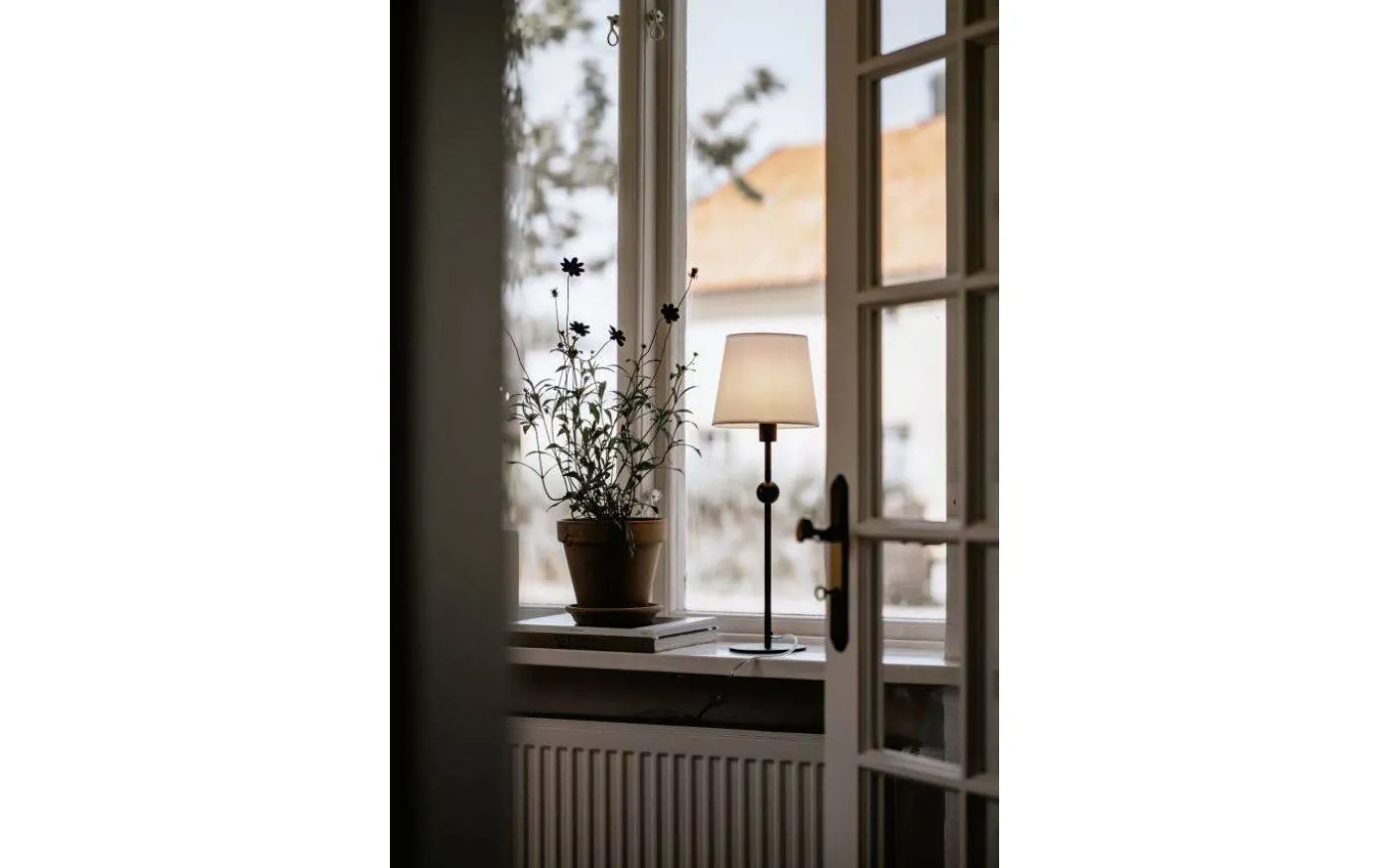 Astrid Lampfot 41cm Svart