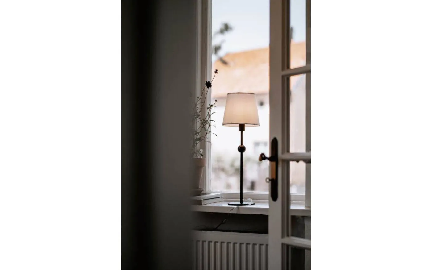 Astrid Lampfot 41cm Svart