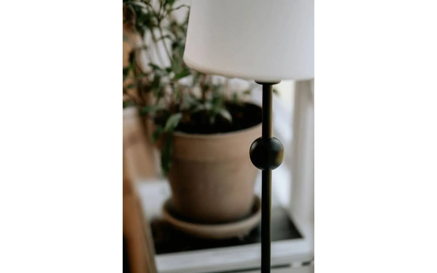 Astrid Lampfot 41cm Svart