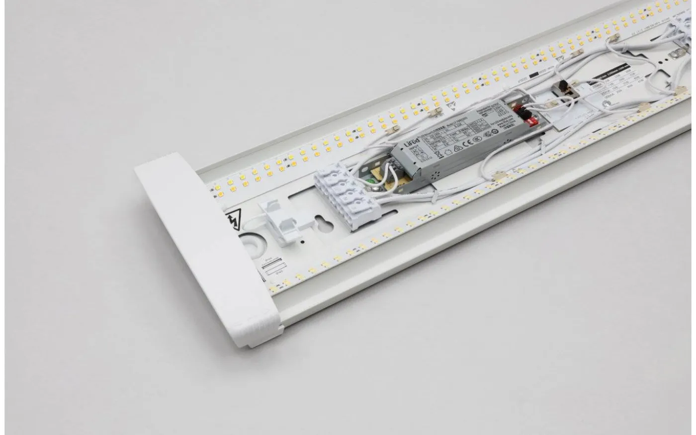 Breda LED-Armatur Sensor 120cm 5600lm 40W 3000/4000K IP44 D-Märkt