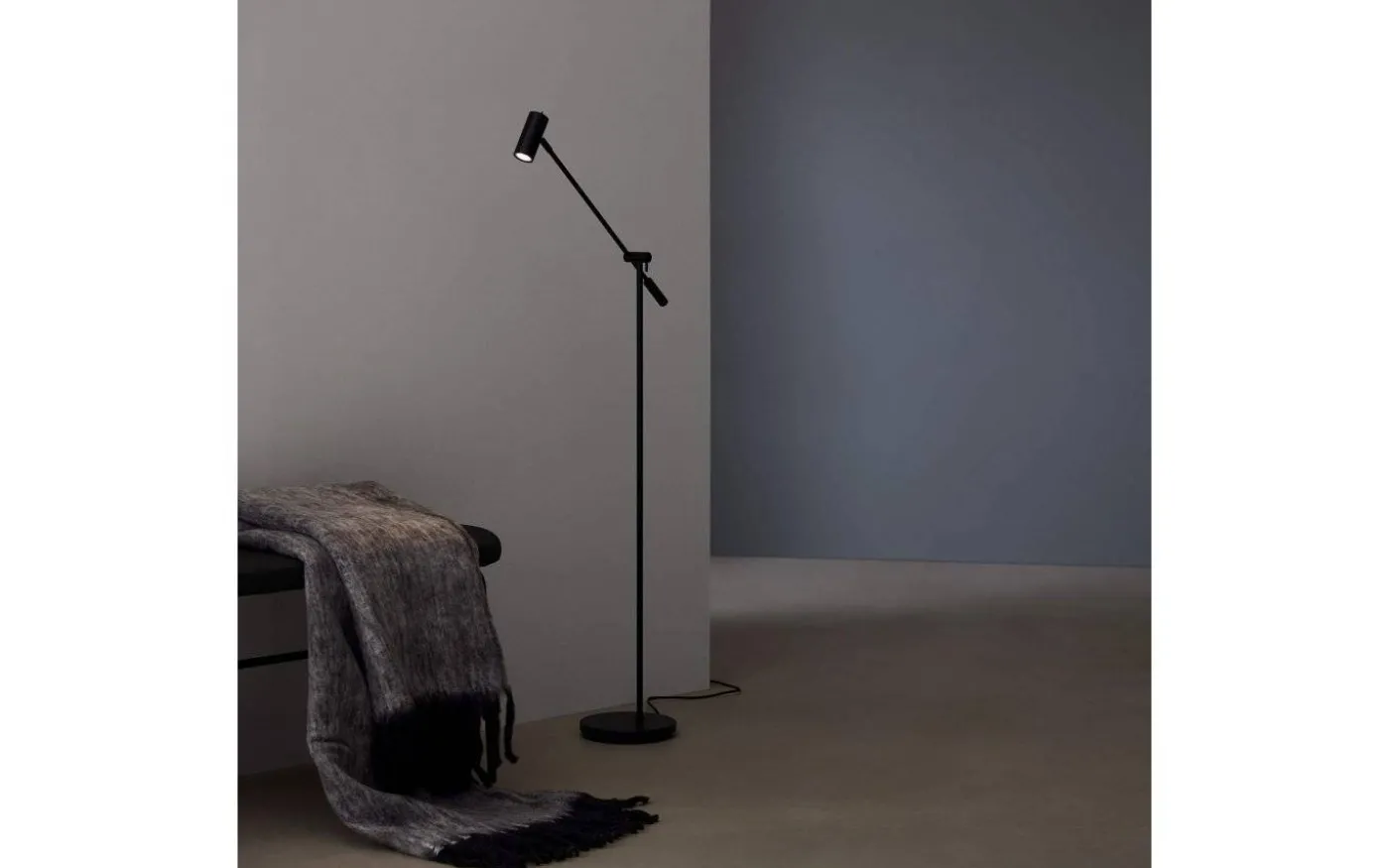 Cato Golvlampa 134cm LED GU4 Dimbar Svart