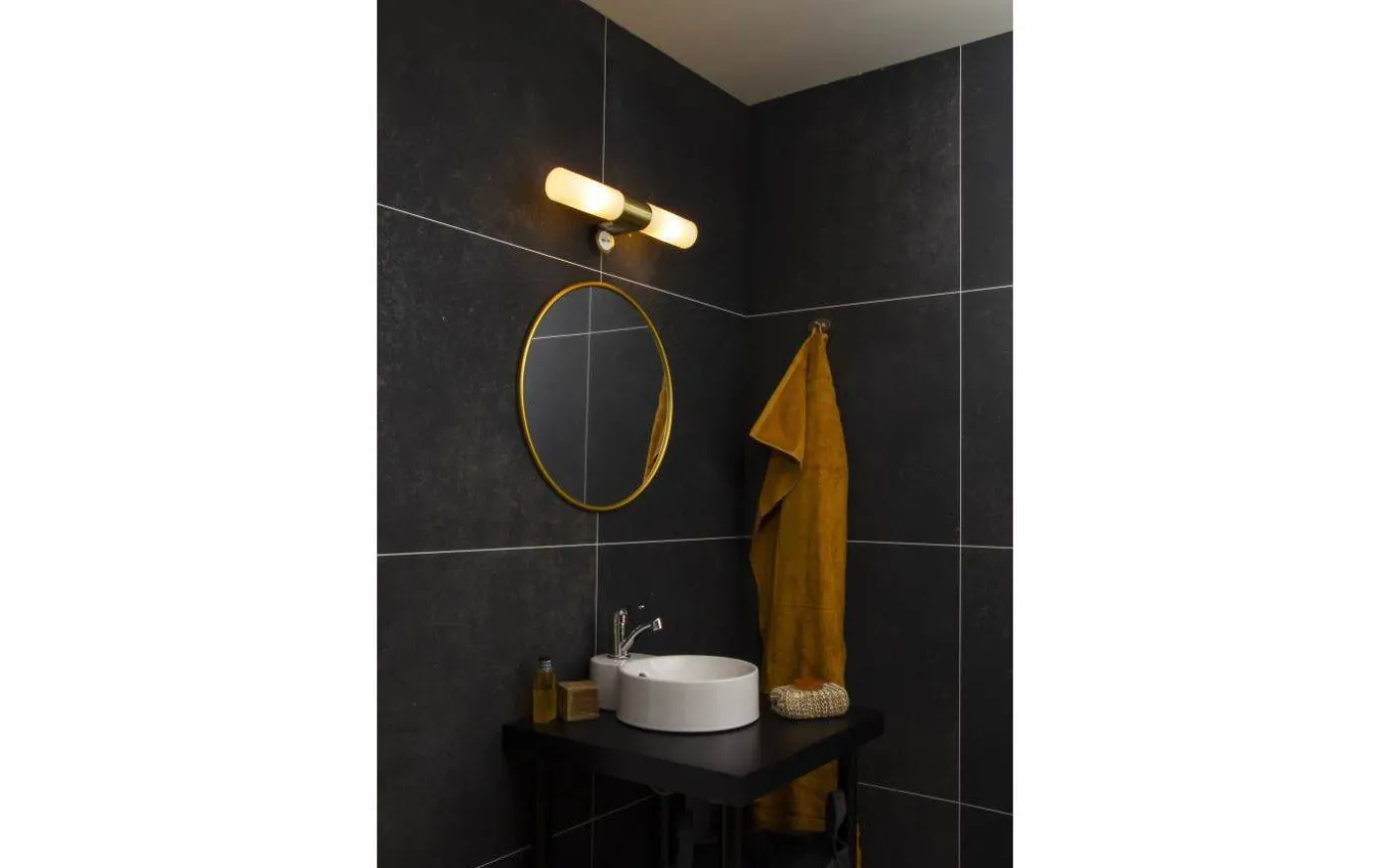 Cosenza Vägglampa med Uttag 44cm Matt Mässing IP44