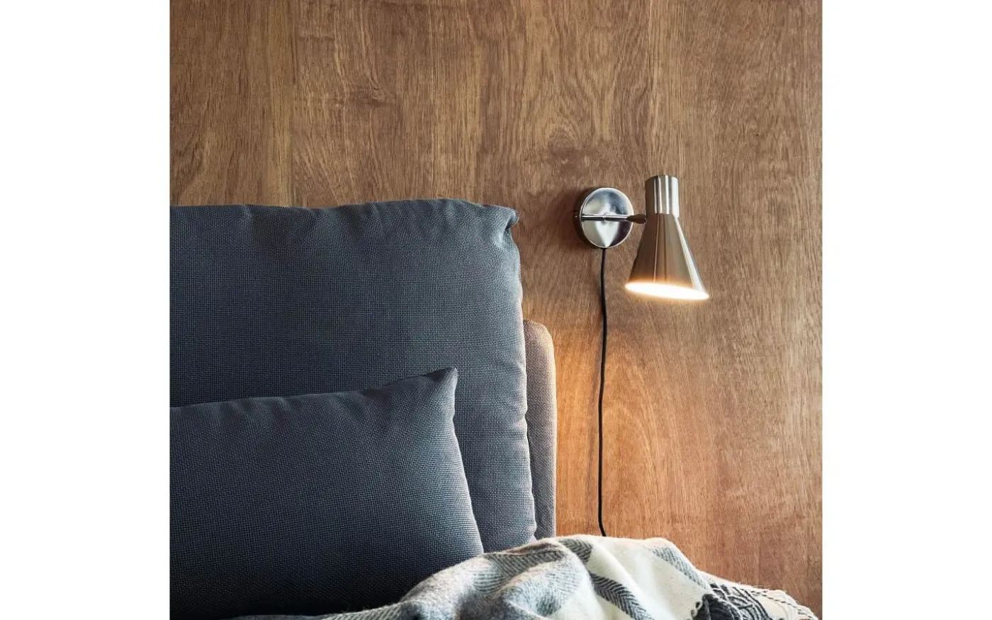 DL12 Vägglampa Krom