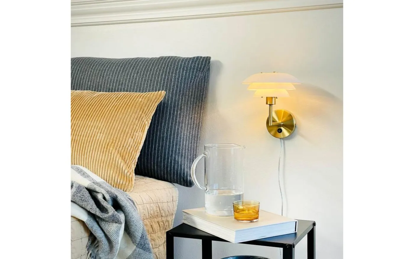 DL20 Vägglampa Opal/Mässing