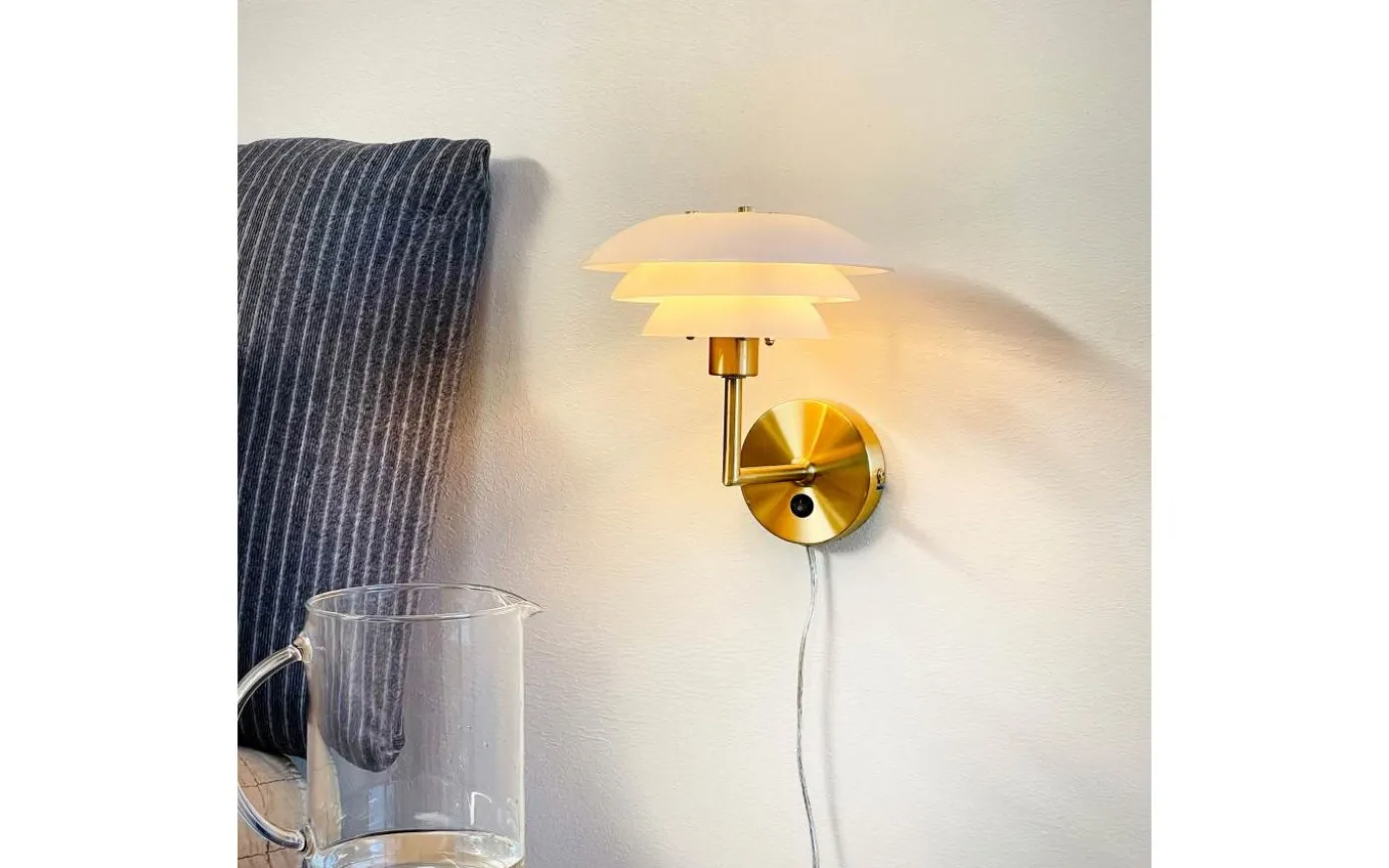 DL20 Vägglampa Opal/Mässing