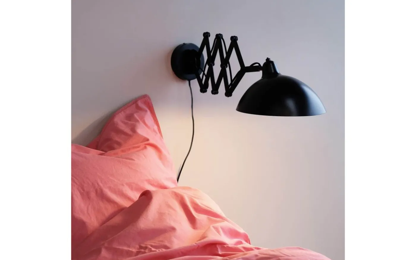 Futura Vägglampa Svart med Vikarm