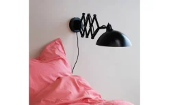 Futura Vägglampa Svart med Vikarm