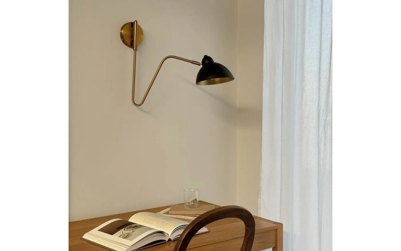 Futura Vägglampa Svart med Mässingsarm