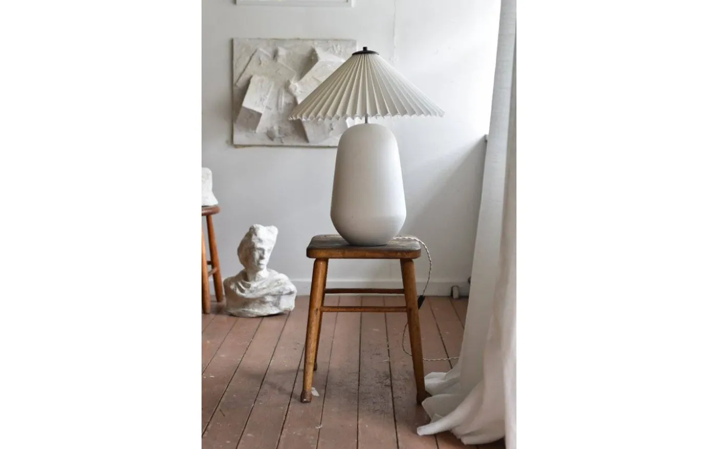 Naomi Lampfot 46cm Vit