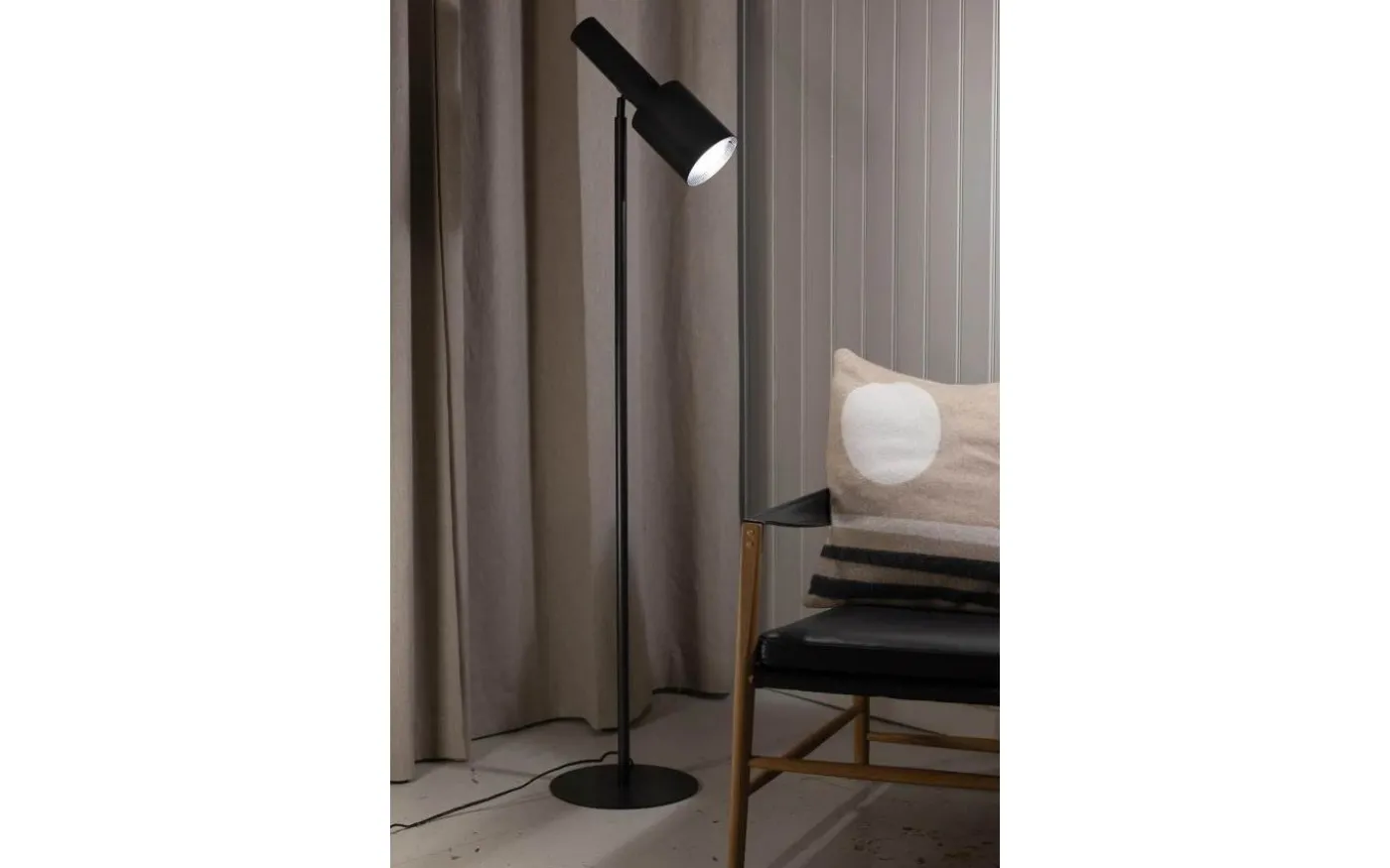 Ozzy Golvlampa 143cm Svart