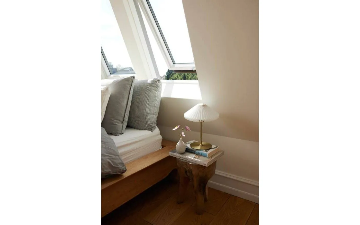 Paris Uppladdningsbar Bordslampa 28cm Mässing/Vit