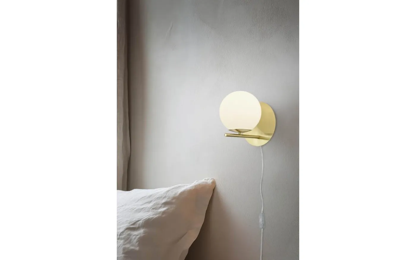 Pure Vägglampa E14 matt mässing