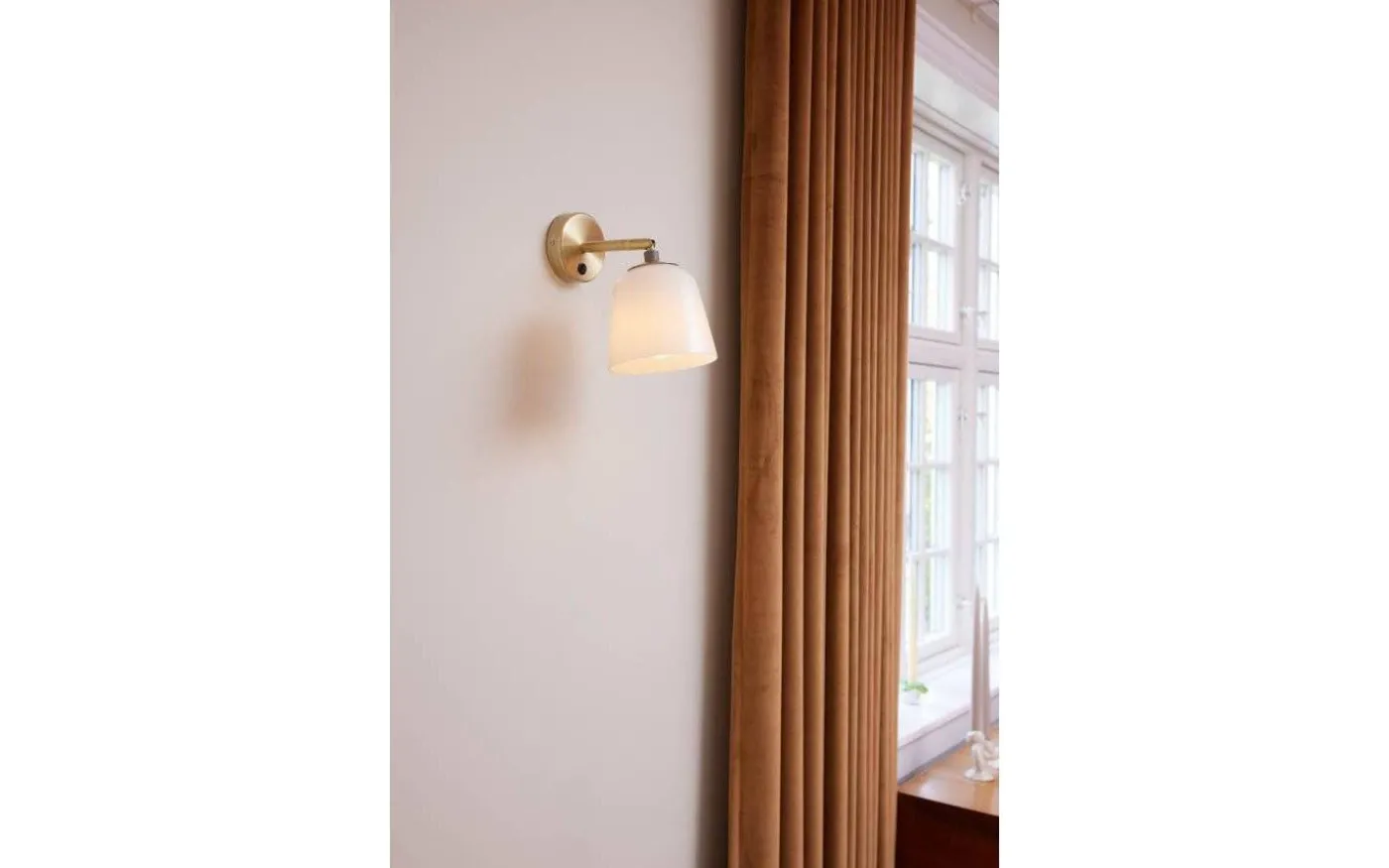 Room 49 Vägglampa Opal/Antikmässing