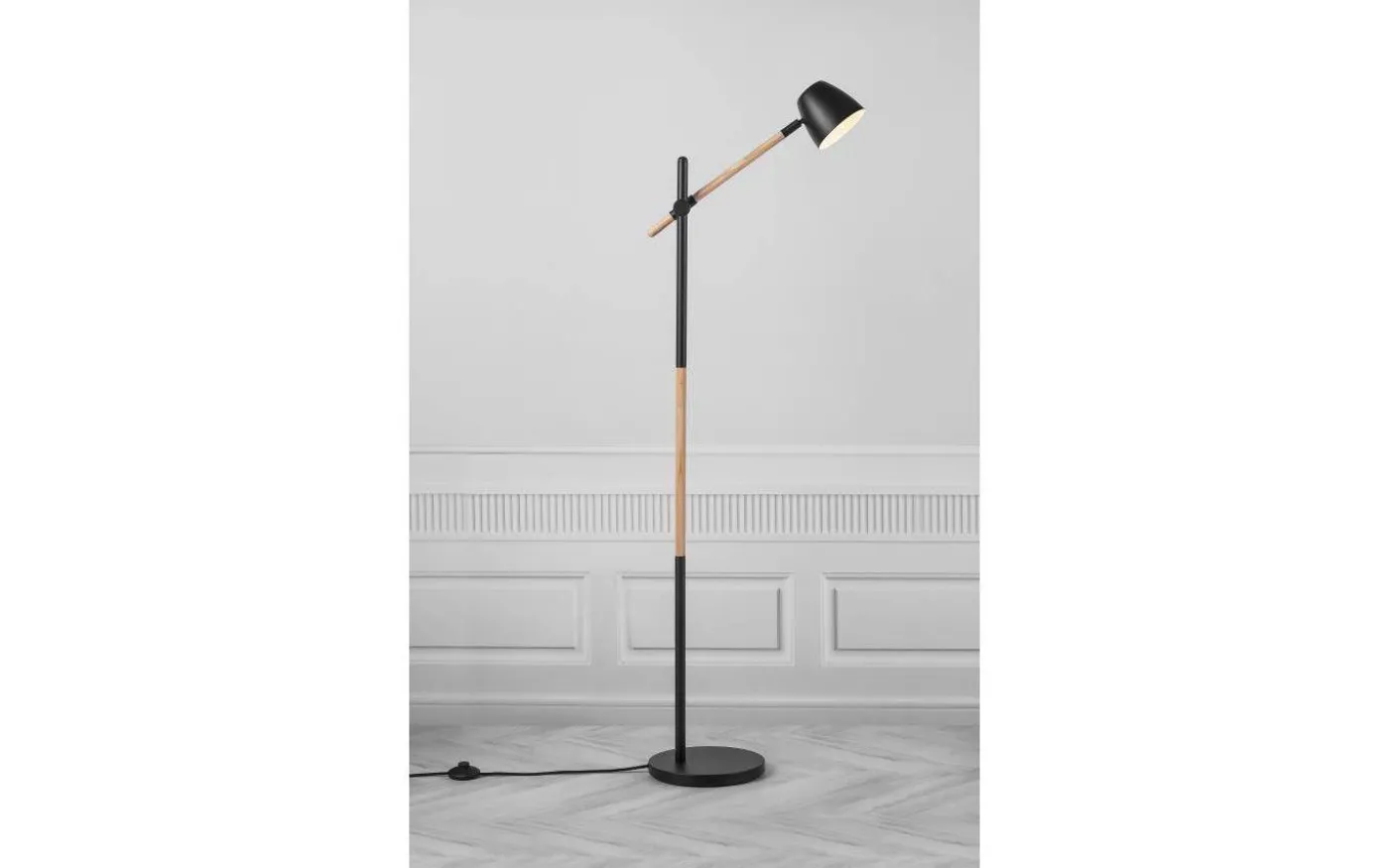 Theo Golvlampa 131cm Trä/Svart