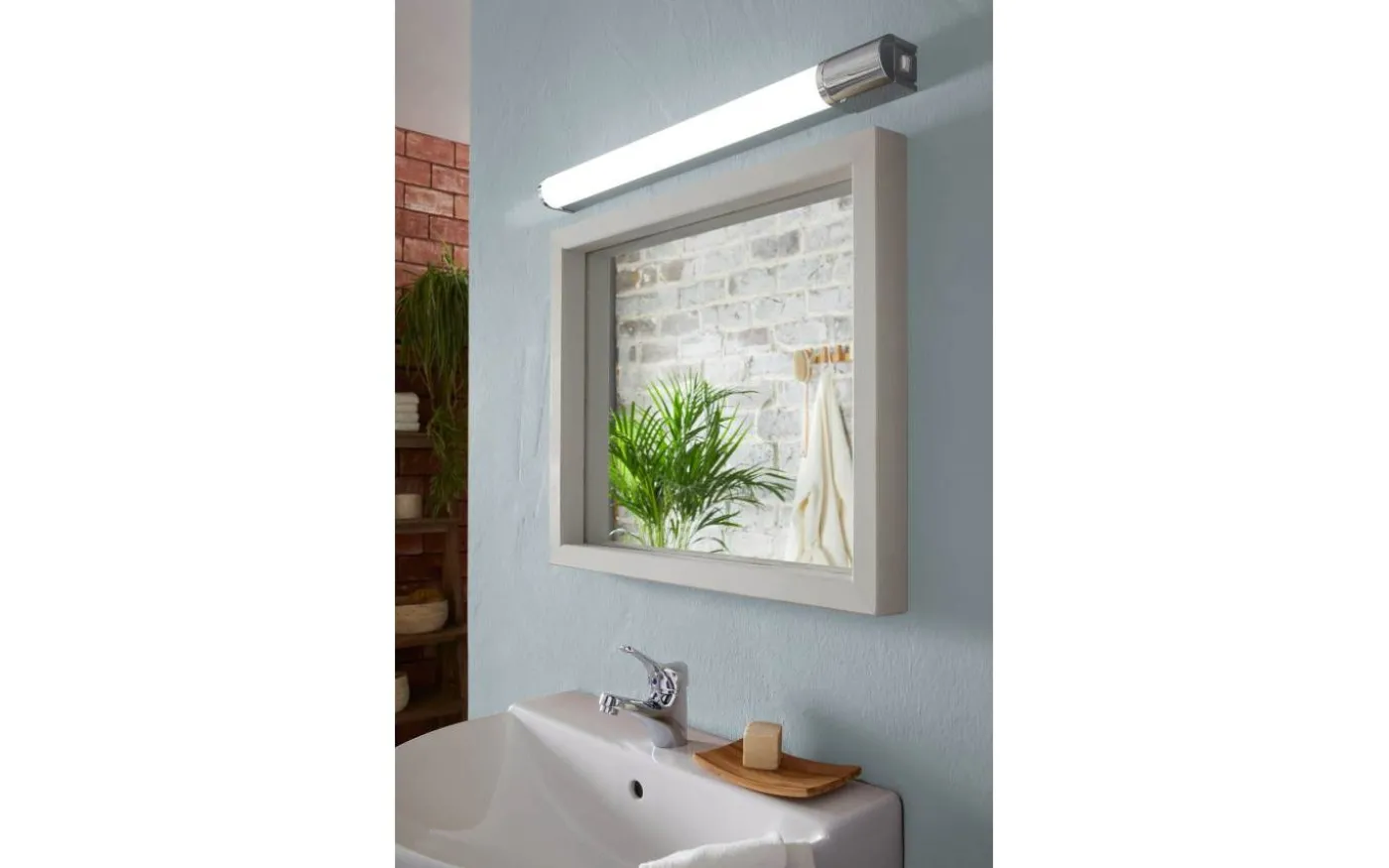 Tragacete 1 Spegelbelysning med Uttag 68cm LED 4000K 15W Silver IP44
