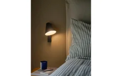 Wilmer Vägglampa med USB Svart