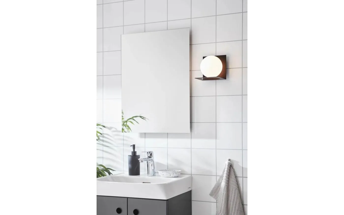 Zenit Vägglampa 1L Svart/Opal IP44